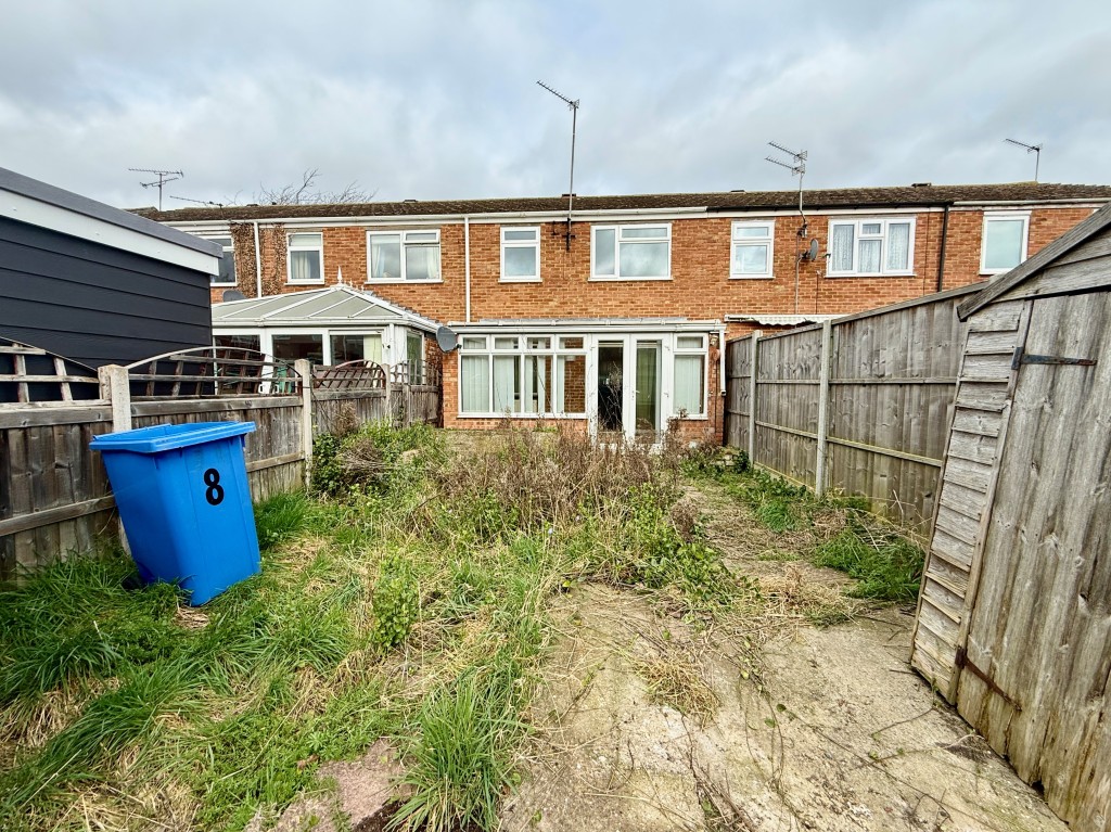 Lot: 59 - THREE-BEDROOM HOUSE FOR IMPROVEMENT - Garden to rear